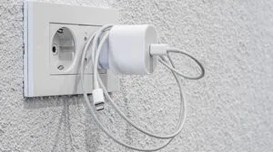 Fühlt sich das Netzteil warm an? Dann verbraucht es auch Strom.