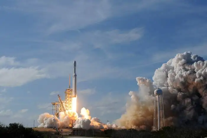 Die Großrakete "Falcon Heavy" des privaten US-Raumfahrtunternehmens SpaceX ist am Dienstag erfolgreich ins All gestartet.