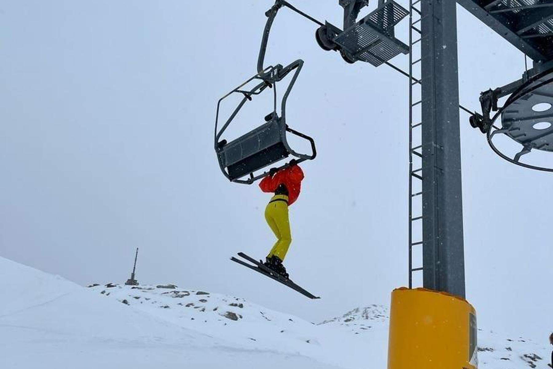 Bange Momente: Skifahrerin hing mit Jacke am Sessellift