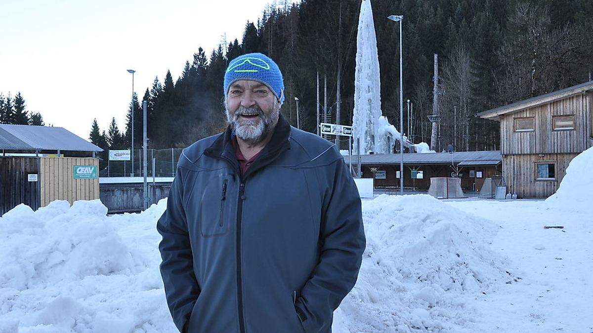 Sepp Lederer sorgt dafür, dass sich im Freizeitzentrum Mauthen das Eis türmt und erwärmt so die Herzen der Eiskletter