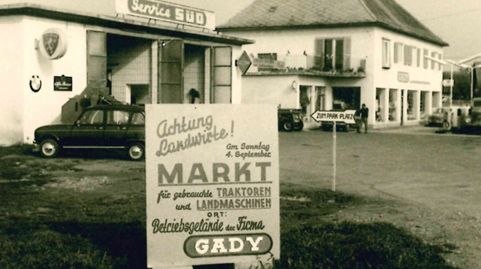 Ankünder für den ersten Gady Markt am 4. September 1966 vor der Werkstatt in Lebring