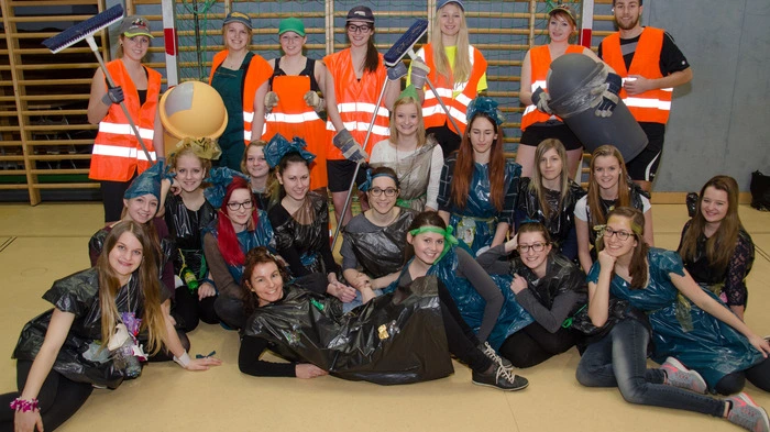 Sinn für Humor bewiesen die Schüler und Professoren beim zweiten Motto-Fußballturnier der HLW Weiz. Nachdem das im Vorjahr von einer Projektgruppe ins Leben gerufene Turnier großen Anklang fand, organisierten die Schülervertreterinnen Melanie Matzer und Ilena Petter auch heuer wieder den lustigen Wettkampf.