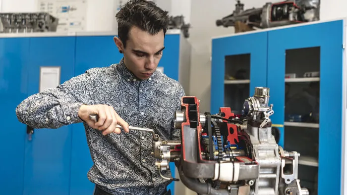 Dominik Tantscher braucht neben wirtschaftlichen, auch technische Kenntnisse für sein Studium
