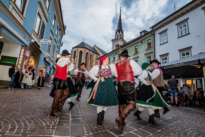 In traditioneller Tracht wurde am Hauptplatz das Tanzbein geschwungen.