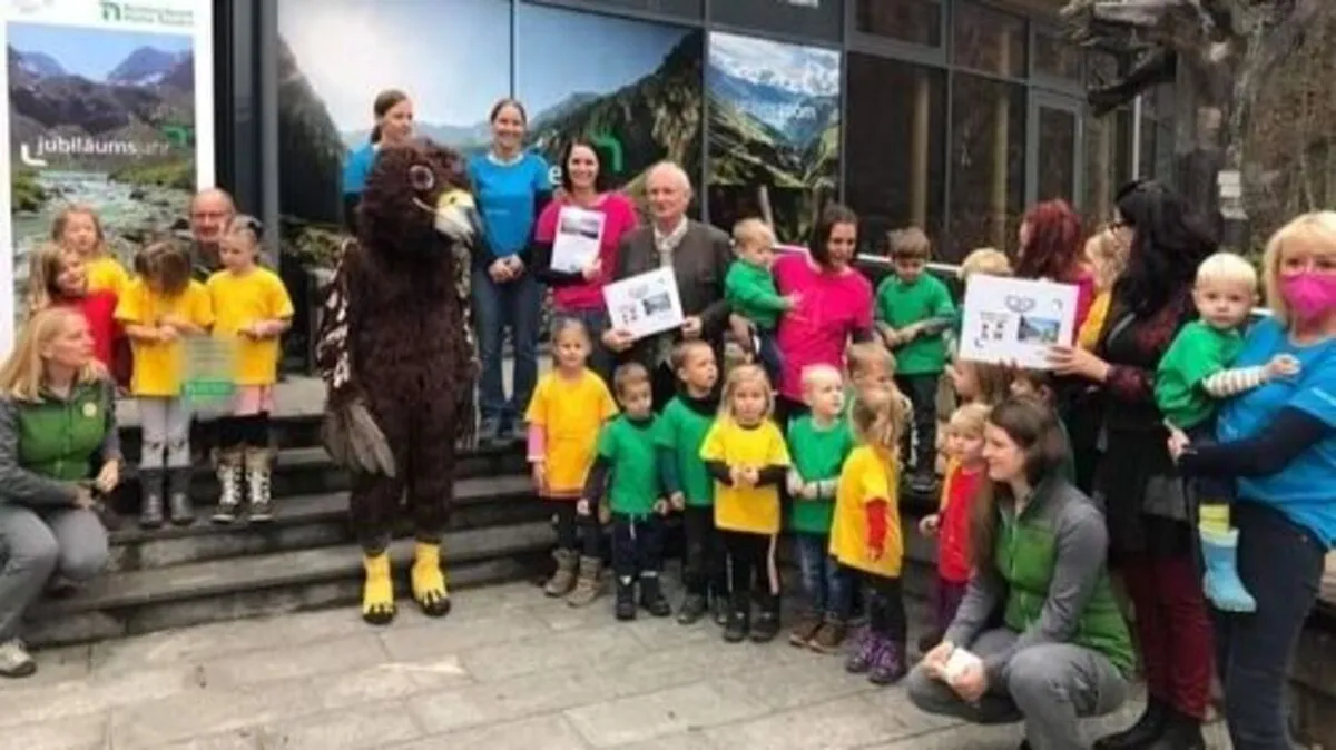 Die Kindergruppe Tauernzwerge Mallnitz vor dem Besucherzentrum