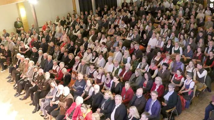 Da war am Samstagabend kein einziger Platz mehr im Kulturhaus der Krappfeld-Metropole zu bekommen! Grund des Besucheransturms war das Konzert des „Da-8Gsong“ anlässlich des 25-jährigen Bestehens des weit über die Bezirksgrenzen hinaus bekannten Klangkörpers. 