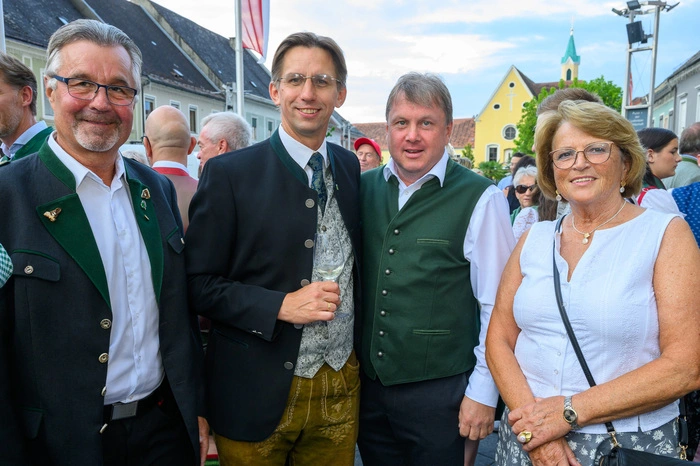 Auch Joachim Schnabel (Nationalratsabgeordneter und Bürgermeister Lang, 2.v.l.), Friedrich Partl (Bürgermeister von Gamlitz, m.) und Mathilde Monika Karbasch (Vizebürgermeisterin Gamlitz) wohnten der Eröffnung bei.