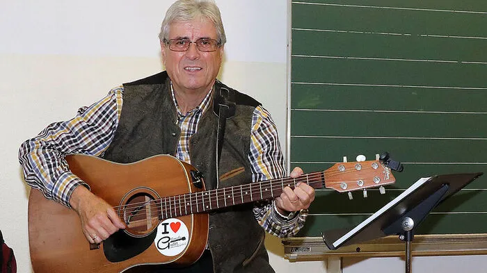 Manfred Schusser lehrt Anfängern ab Montag wieder auf einfache Art das Gitarre spielen