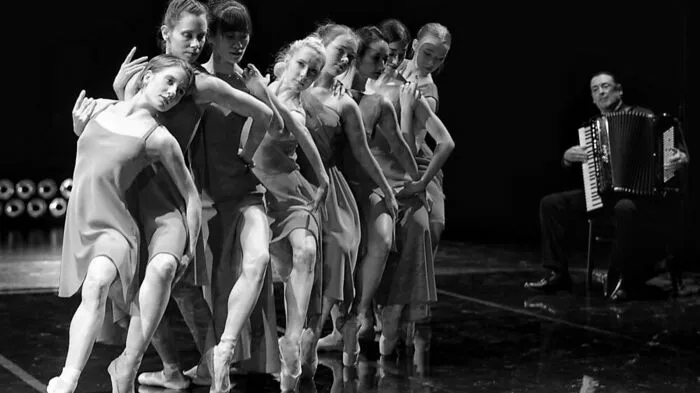 Ballettdirektorin Beate Vollack erarbeitet mit ihrer 18-köpfigen Compagnie sowie mit einem Akkordeonisten und einem Sänger „Tan(z)Go!“