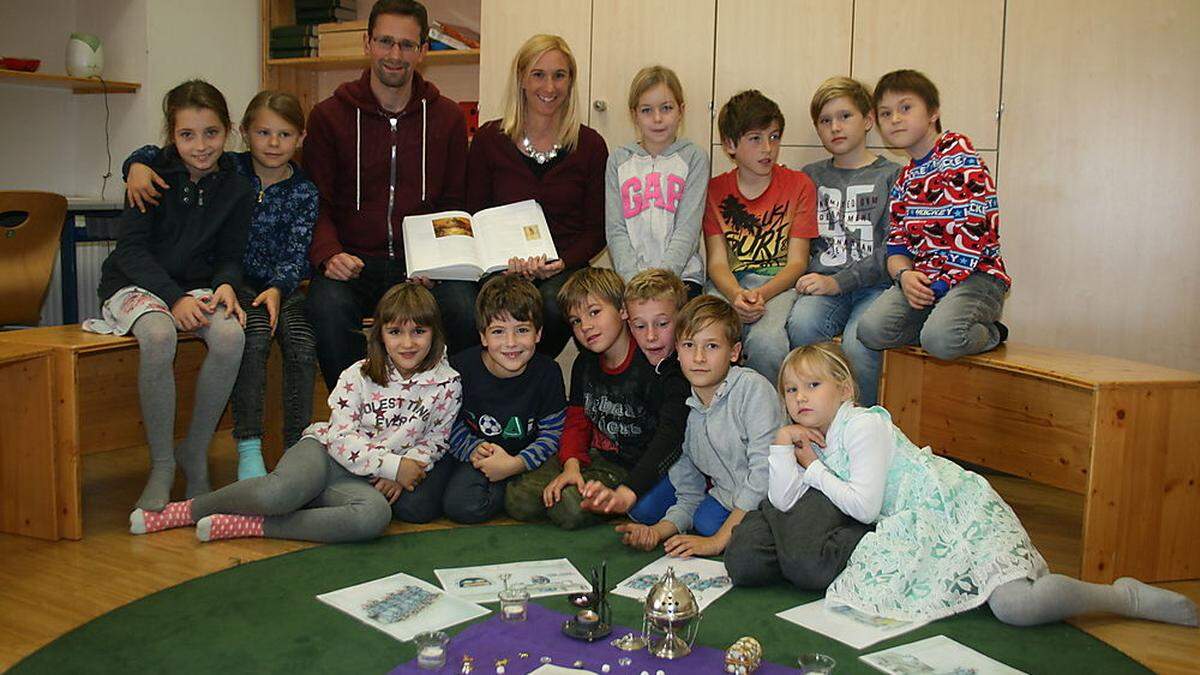 Die Religionslehrer Eva Hermann und Samuel Bauer mit Kindern der Montessorischule de La Tour