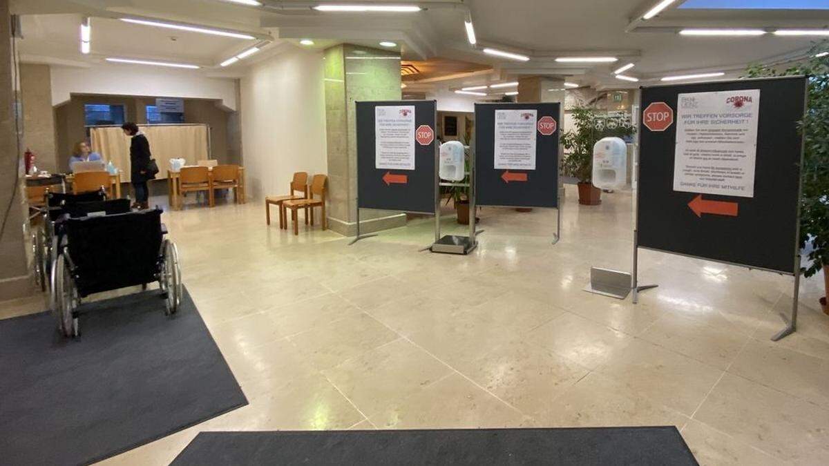 Im Eingangsbereich des Bezirkskrankenhauses in Lienz wurden bezüglich Coronavirus Sicherheitsvorkehrungen getroffen. Bis jetzt sind keine Corona-Fälle im Bezirk bekannt 	
