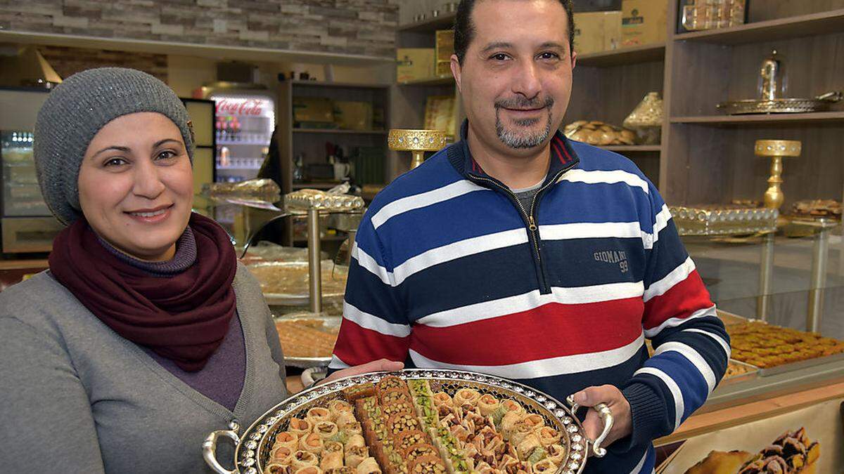 Nesreen und ihr Ehemann Firas Alschikhas fertigen typische Köstlichkeiten aus ihrer früheren Heimat