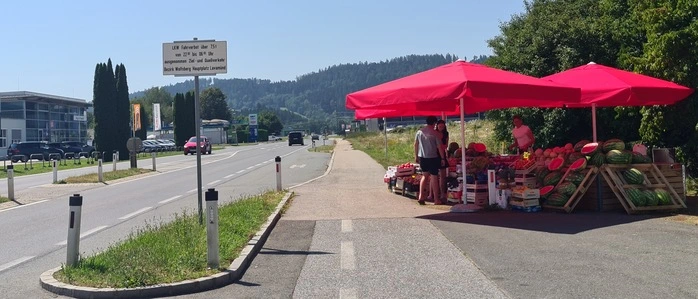 Ein Obststand neben der Straße