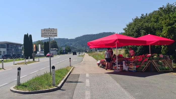 Ein Obststand neben der Straße