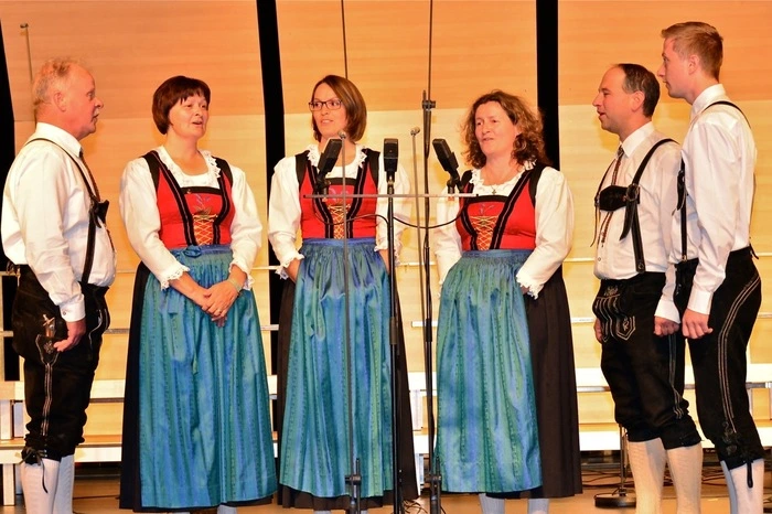 Sieben Chöre traten vor der Jury, dem begeisterten Saalpublikum und über eine Live-Übertragung auch vor den Radiohörern an.