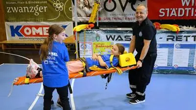 Bei praktischen Übungen lernten die Kinder über Zivil- und Selbstschutzthemen