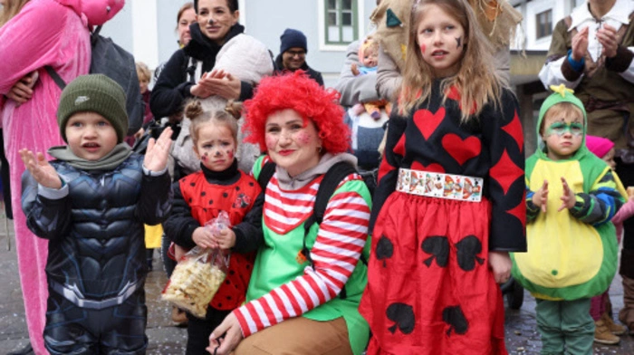 Zahlreiche Familien feierten Faschingsparty am Oberen Kirchenplatz. Der Umzug startet um 14 Uhr. Alle Details zum Umzug finden Sie hier