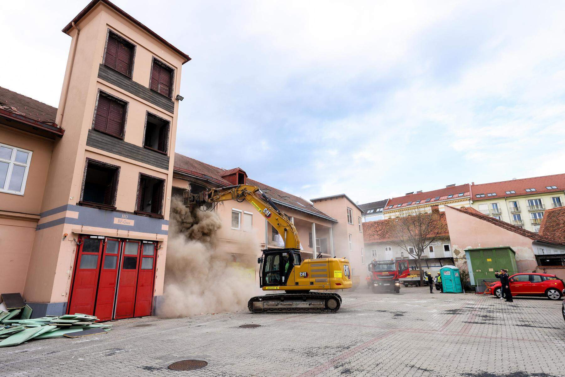 Neubau für Berufsfeuerwehr Graz: Der Abriss der Feuerwache Ost am Dietrichsteinplatz ist angelaufen