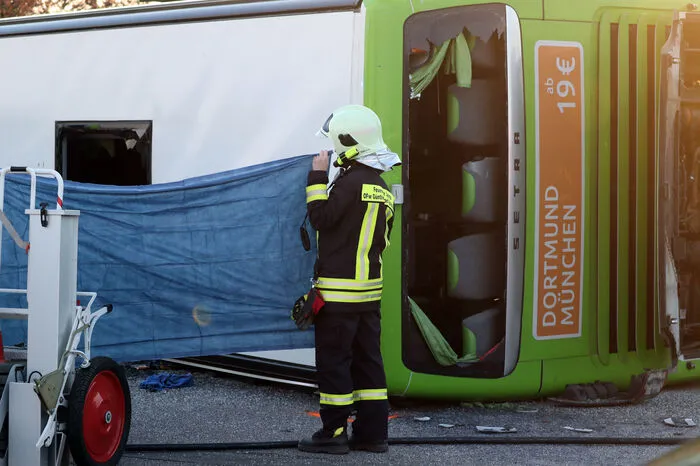 Laut mehreren Medienberichten dürfte der Fahrer am Steuer eingeschlafen sein. Offizielle Bestätigung dafür gab es aber vorerst nicht.