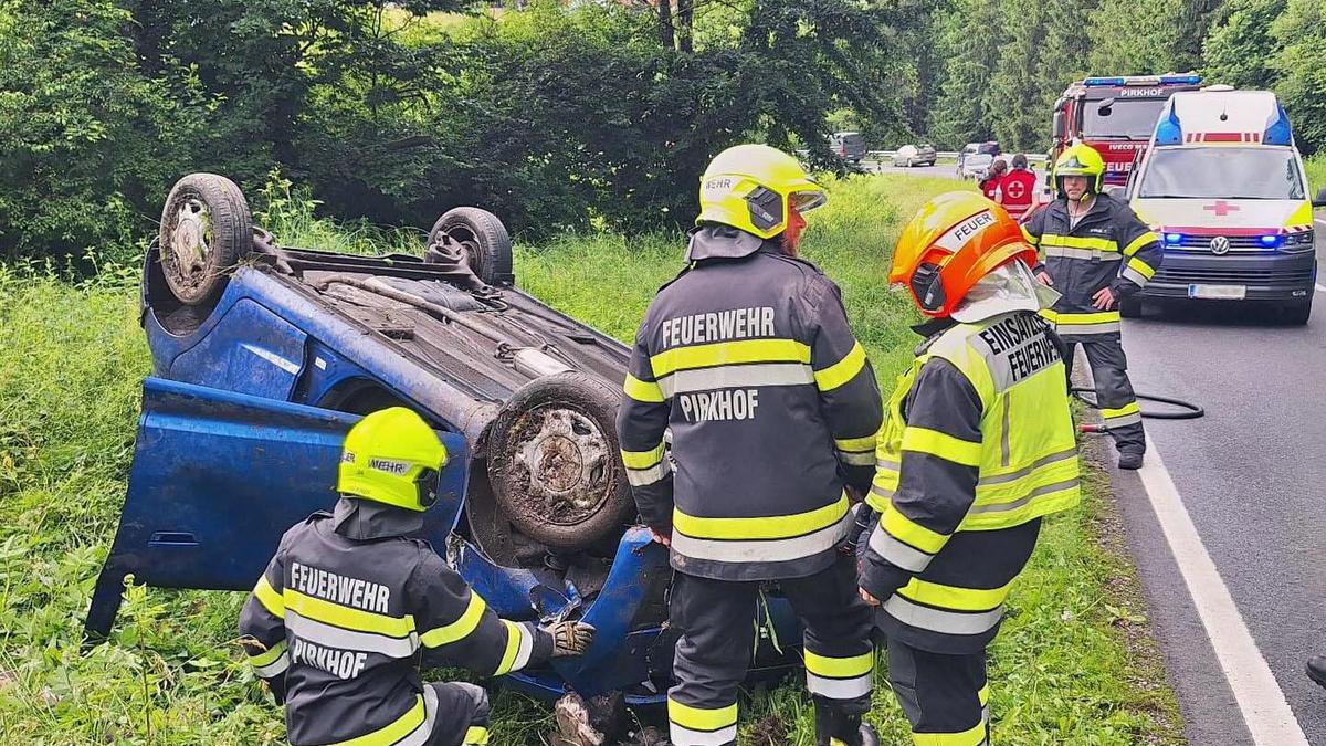 Die Feuerwehrleute konnten das Auto umdrehen und bergen