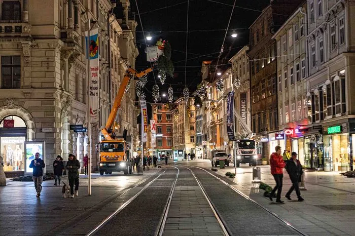 In der Stubenberg- oder Schmiedgasse hängt die Beleuchtung schon seit ein paar Wochen, in der Nacht auf Dienstag war auch die Herrengasse dran.