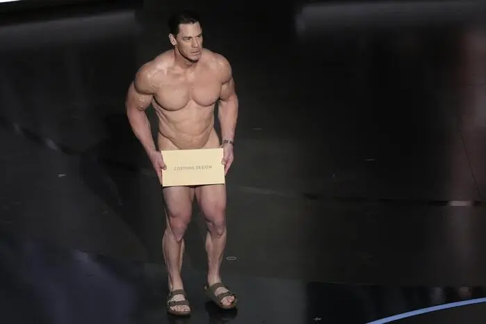Schauspieler John Cena bekam zwar selbst keinen Oscar, sorgte aber dennoch für einen denkwürdigen Moment. Der 46-jährige Wrestling-Star vergab den Preis für das „Beste Kostümdesign“. Und zwar sichtlich leicht bekleidet. Er hielt sich lediglich ein Schild mit der Aufschrift "Kostümdesign“ vor den Schritt. „Kostüme sind sehr wichtig“, sagt er trocken, als er nur mit Sandalen die Bühne betrat.
