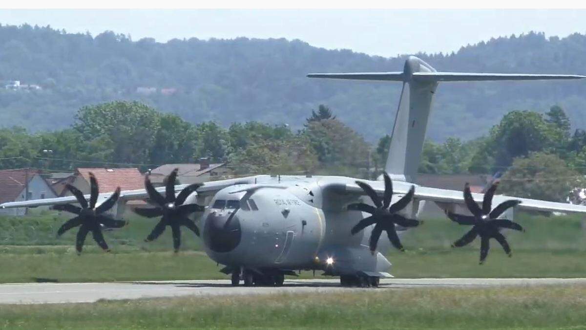 Das britische Militärflugzeug am Flughafen Graz-Thalerhof