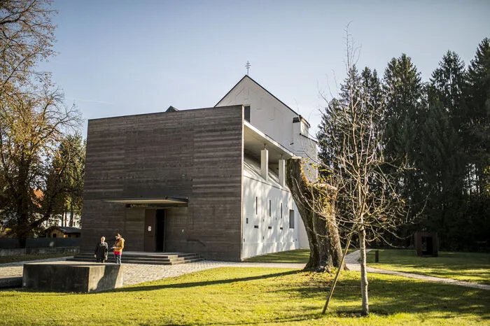 1999 wurde mit der Umgestaltung der Kirche in Dolina begonnen. Unter anderem wurde eine dunkle Wand errichtet. Sie symbolisiert die Straße.