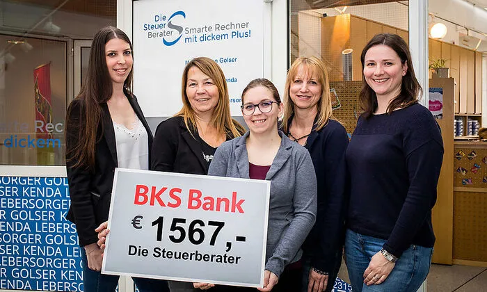 Das Team von "Die Steuerberater" sammelte 1567 Euro für "Kärntner in Not" 