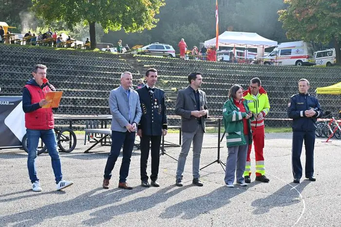 Gesehen wurde Bürgermeister Josef Ofner, die Vizebürgermeister Roland Kogler und Sophie Carina Polzer, Landesabgeordneter Günter Leikam, Gemeindefeuerwehrkommandant Christian Stark, Bezirksrettungskommandant Thomas Wadl, stellvertretender Polizeikommandant und Chefinspektor Walter Schlintl.