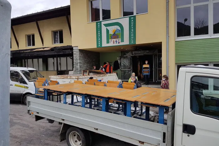 Schulbänke und Sessel wurden in die alternativen Klassenzimmer in der ganzen Gemeinde gebracht, damit ab Donnerstag wieder möglichst normaler Unterricht stattfinden kann.