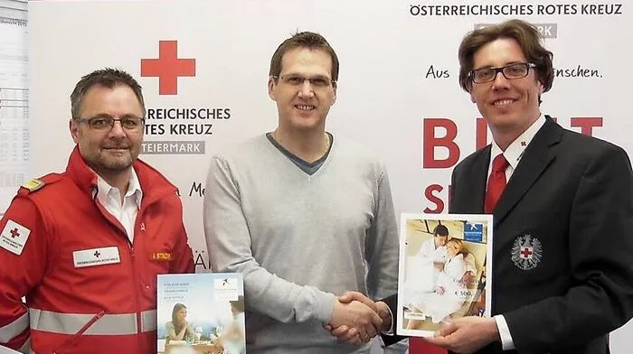 Aldo Striccher (links) gratulierte Gerhard Scherz (Mitte) zum Gewinn