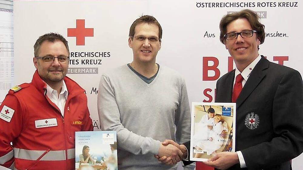 Aldo Striccher (links) gratulierte Gerhard Scherz (Mitte) zum Gewinn