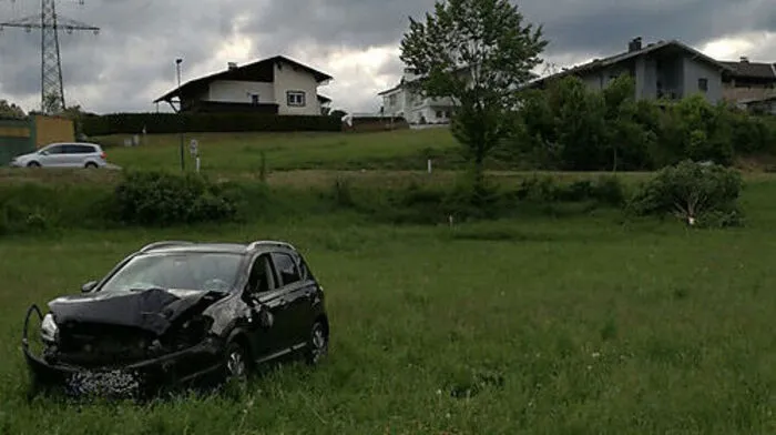 Alko-Lenker prallte gegen Baum: schwer verletzt