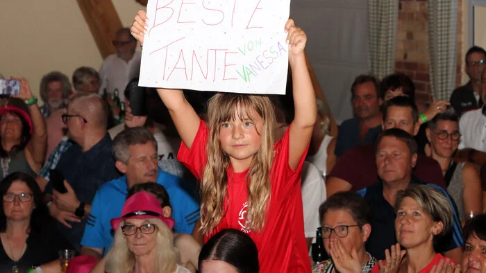 Nichte Vanessa Sinz (8 Jahre) hat extra ein Transparent für die „Beste Tante“ für Melanie Payer gemacht!
