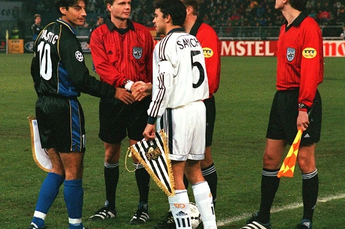 1998/99 war für Ivica Vastic und Co. die erste Saison in der Königsklasse. Die Grazer bezahlten viel Lehrgeld. Gegen Real Madrid, Inter Mailand und Spartak Moskau reichte es nur zu einem torlosen Unentschieden. Champions-League-Geschichte: erstmals musste ein Spiel verschoben werden. Real Madrids Auftritt in Graz fand wegen starken Regenfällen einen Tag später statt. Das Finale dieser Champions League Saison ist denkwürdig: Manchester United besiegte Bayern München in Barcelona durch zwei Tore in der Nachspielzeit 2:1.