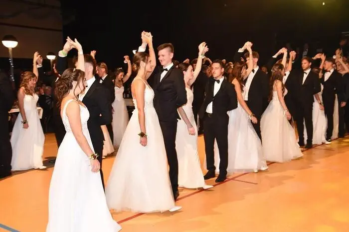  Die Jugendlichen hatten sich für ihren Maturaball das Motto „Mit Stil zum Ziel“ gewählt
Bezaubernd war die unter der Führung von Olena Pichler einstudierte Polonaise. 