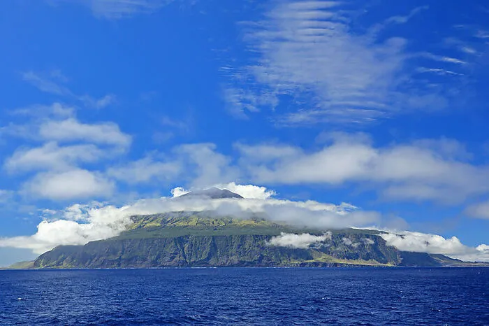 Tristan da Cunha gilt als die abgelegenste bewohnte Insel der Welt. Sie liegt im Atlantik und umfasst insgesamt sechs Eilande. Nur 270 Menschen leben auf der Hauptinsel Tristan da Cunha im einzigen Ort namens Edinburgh of the Seven Seas.