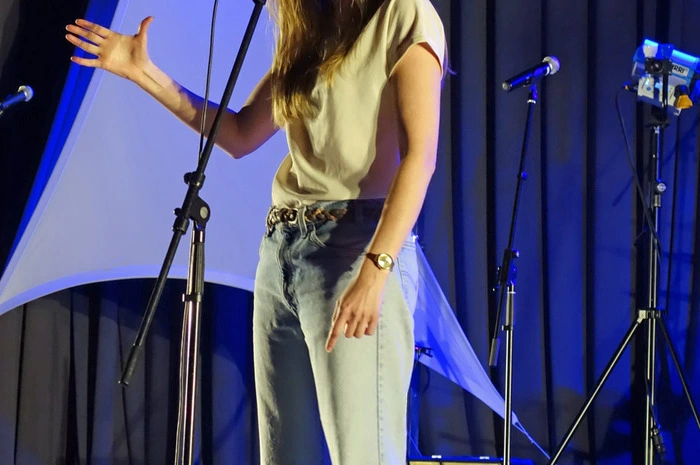 „Mit allem was wir tun, Geschichte schreiben“ – Die Wiener Poetry Slammerin Adina Wilck.