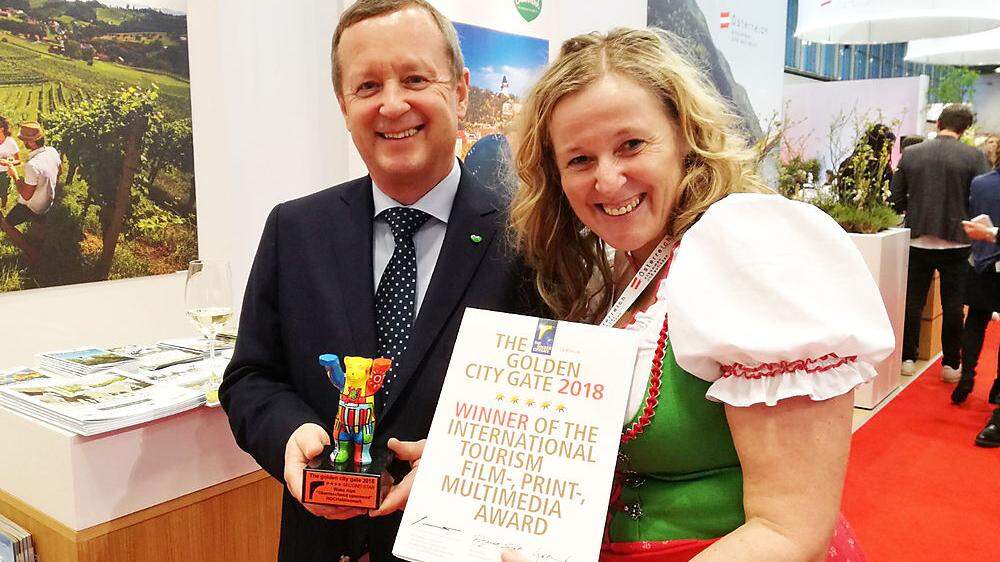 Claudia Flatscher freut sich sichtlich, im Bild mit Erich Neuhold, Geschäftsführer des Steiermark-Tourismus