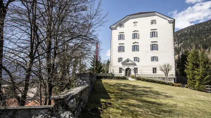 Schloss Greifenburg befindet sich in der gleichnamigen Gemeinde im Drautal und wird erstmals im Jahr 1230 urkundlich erwähnt. Seit dem Jahr 2007 ist es im Eigentum der Grazer Familie Peschl. Sie will das historische Haus als Veranstaltungsort etablieren.