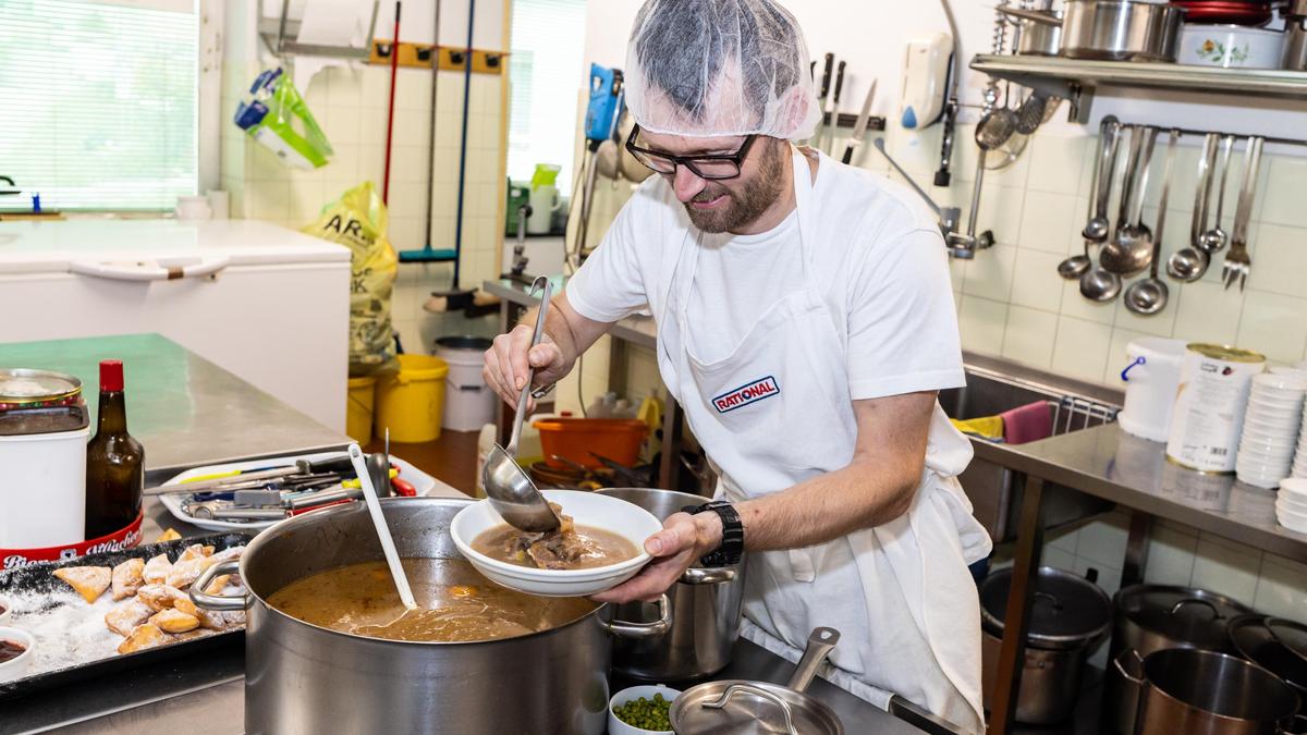 Martin Oberrauner kocht täglich zwei Menüs, die bis spätestens 13 Uhr bei allen Kunden warm geliefert werden