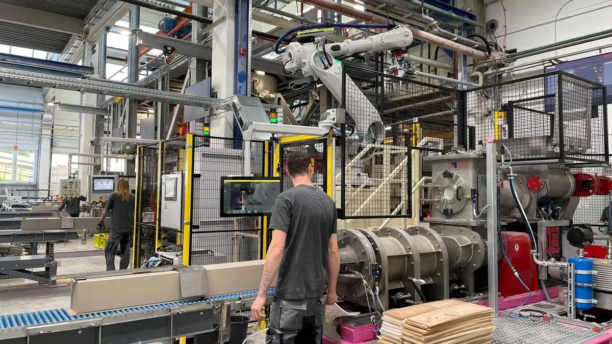 Die künftigen Keramikblöcke kommen aus dem Extruder und werden dann getrocknet und gebrannt