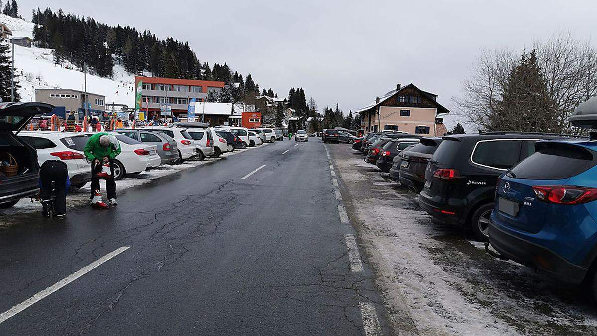 Die Parkplätze auf dem Klippitztörl sind ausgelastet