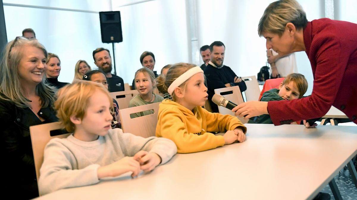 Die steirische Verbandspräsidentin Barbara Muhr im Interview mit Tristan von der Volksschule Krones in Graz, die bei dem Projekt mitmacht