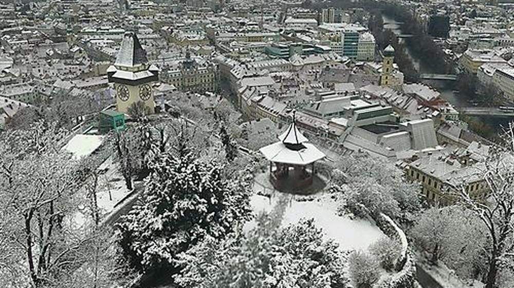 Schnee am Schloßberg und auf den Dächern der Grazer Innenstadt