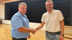 FPÖ-Gemeinderat Robert Spörk (links) bei der Angelobung mit Vizebürgermeister Thomas Erhart (ÖVP)