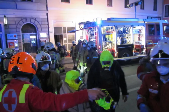 Die Feuerwehr evakuierte zwölf Menschen aus dem Mehrparteienhaus, darunter drei Kinder und ein Baby.