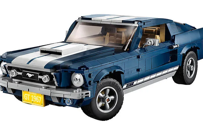 1471 Teile. Auch den Jahrgang 1960 des legendären Ford Mustang hat Lego in viereckige Steinchen verwandelt: Unter der Motorhaube mit weißen Rennstreifen kommt ein Big-Block-390-V8 mit Batterie, Schläuchen und Luftfilter zum Vorschein.