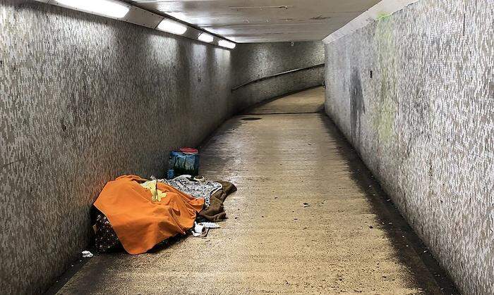 Fällt auf: Sehr viele Obdachlose (hier in einer Unterführung)